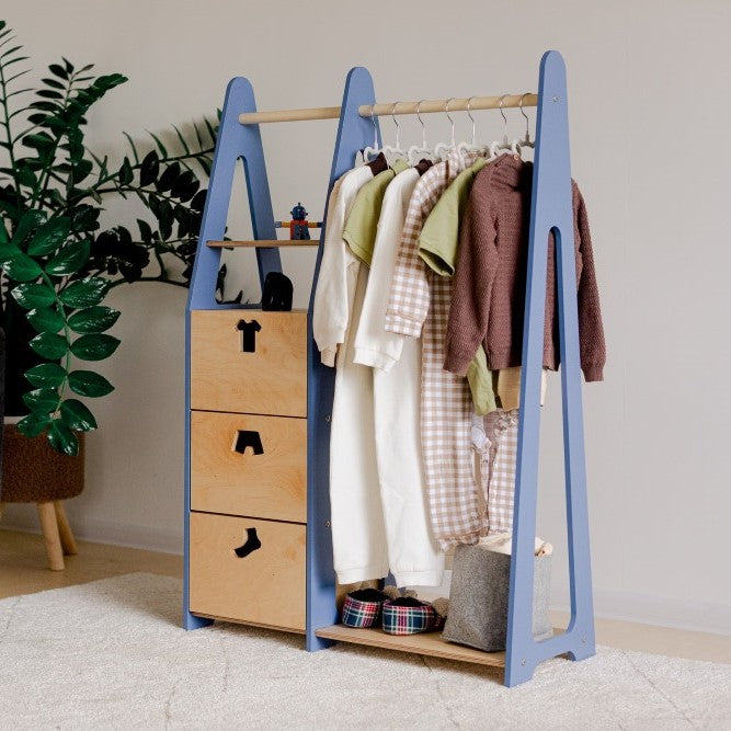 Nachhaltige Kindermöbel in skandinavischem Design: Kindergarderobe mit Schubladen des lettischen Möbelherstellers Duck Woodworks