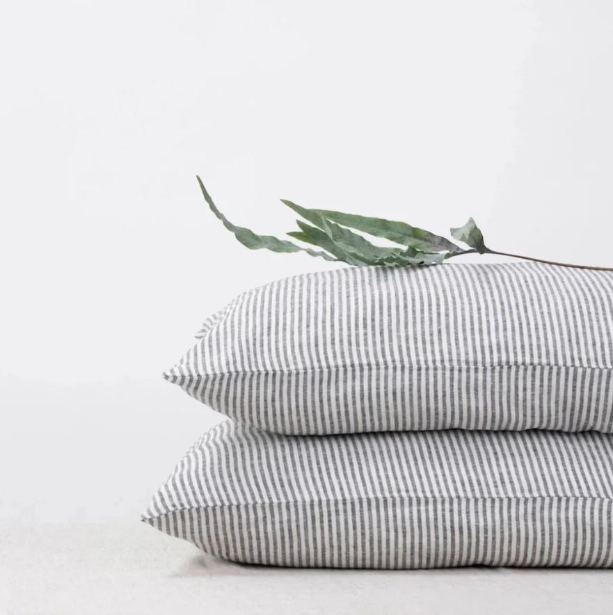 Hochwertiger Kopfkissenbezug aus 100% Leinen Black Stripes in skandinavischem Stil des litauischen Herstellers Linen Tales