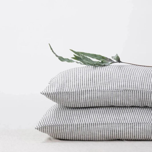 Hochwertiger Kopfkissenbezug aus 100% Leinen Black Stripes in skandinavischem Stil des litauischen Herstellers Linen Tales