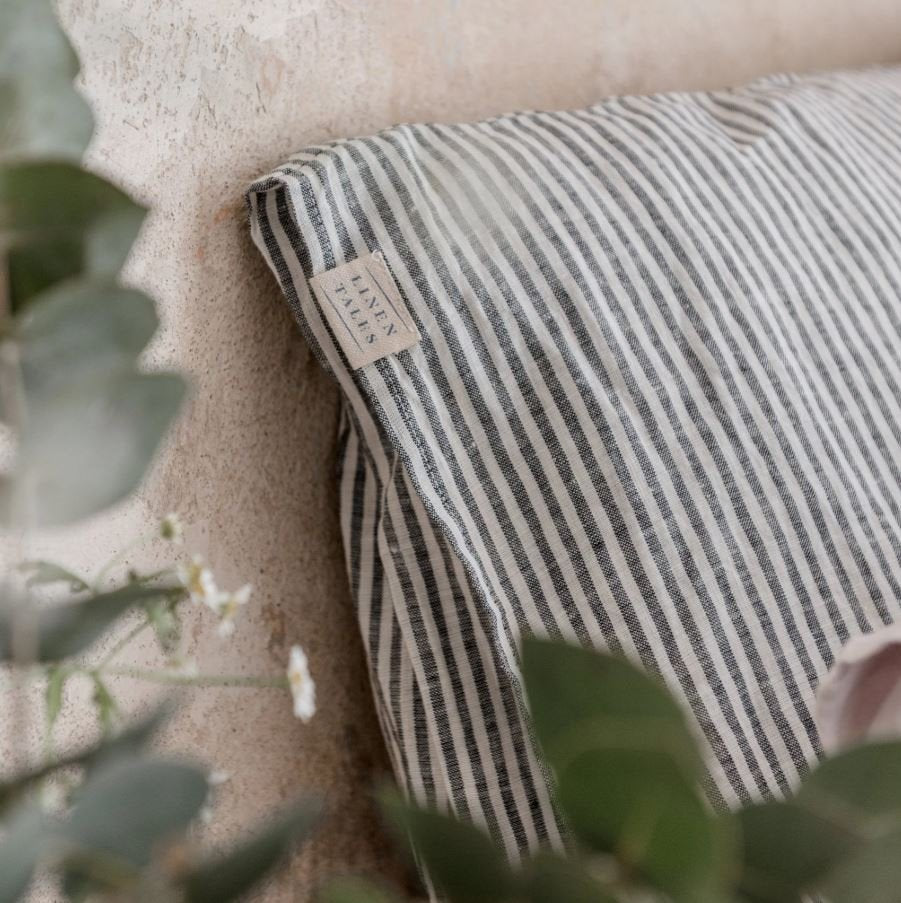 Gesund schlafen auf hochwertigem Kopfkissenbezug aus 100% Leinen Black Stripes in skandinavischem Stil von Linen Tales