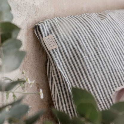 Gesund schlafen auf hochwertigem Kopfkissenbezug aus 100% Leinen Black Stripes in skandinavischem Stil von Linen Tales