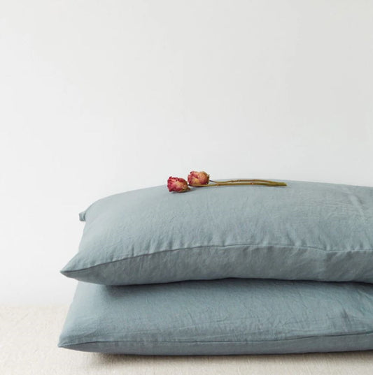 Hochwertiger Kopfkissenbezug aus 100% Leinen Nebelblau in skandinavischem Stil des litauischen Herstellers Linen Tales