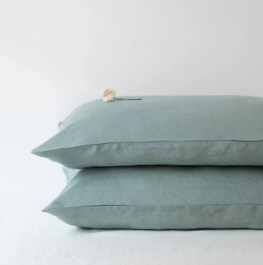 Hochwertiger Kopfkissenbezug aus 100% Leinen Nebelgrün in skandinavischem Stil des litauischen Herstellers Linen Tales