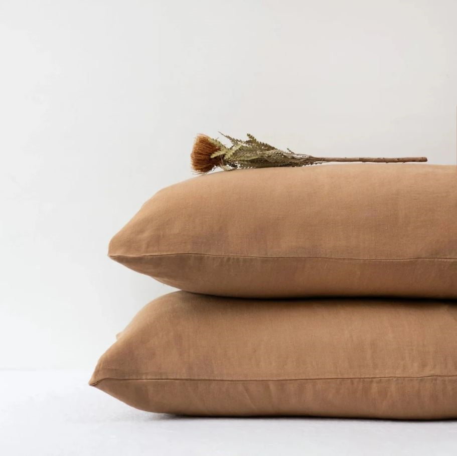 Hochwertiger Kopfkissenbezug aus 100% Leinen Camel in skandinavischem Stil des litauischen Herstellers Linen Tales