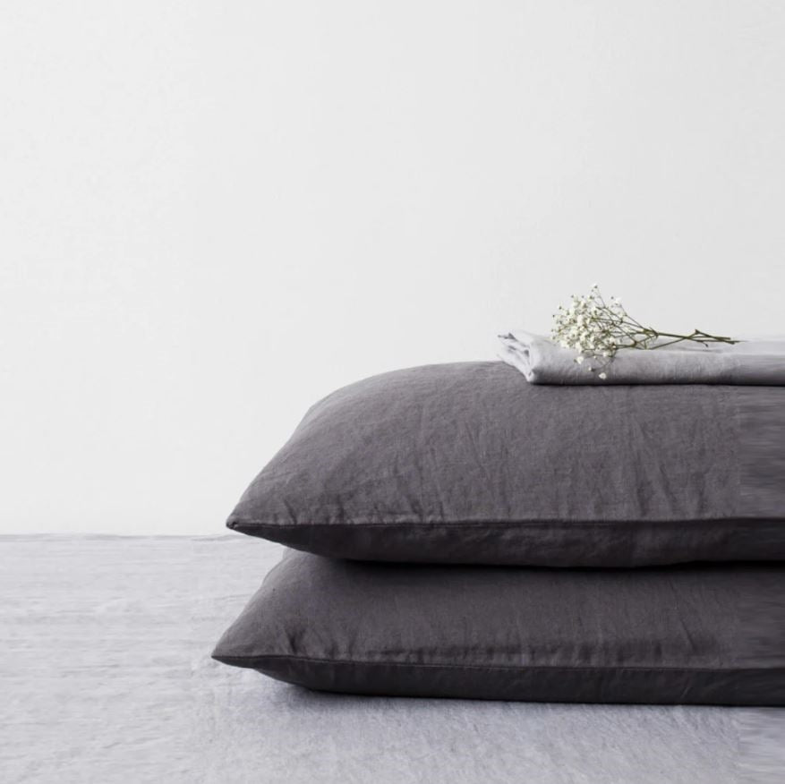 Hochwertiger Kopfkissenbezug aus 100% Leinen Dunkelgrau in skandinavischem Stil des litauischen Herstellers Linen Tales