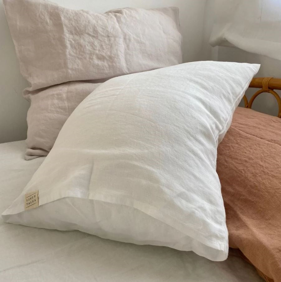 Gesund schlafen mit einem Kopfkissenbezug aus 100% Leinen Weiß in skandinavischem Stil von Linen Tales