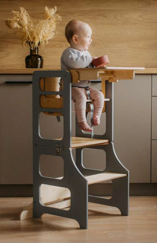 Nachhaltige Kindermöbel in skandinavischem Design: Babyhochstuhl und Lernturm kombiniert vom lettischen Hersteller Duck Woodworks