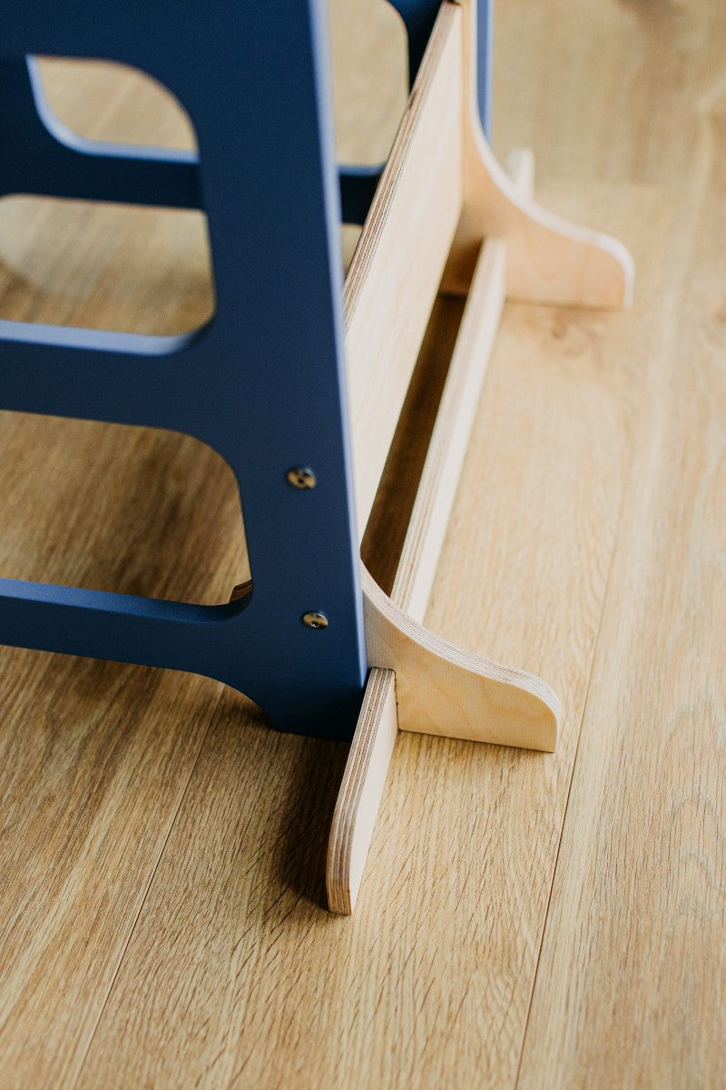 Detailaufnahme des sicheren Standfußes eines blauen Babyhochstuhls von Duck Woodworks 