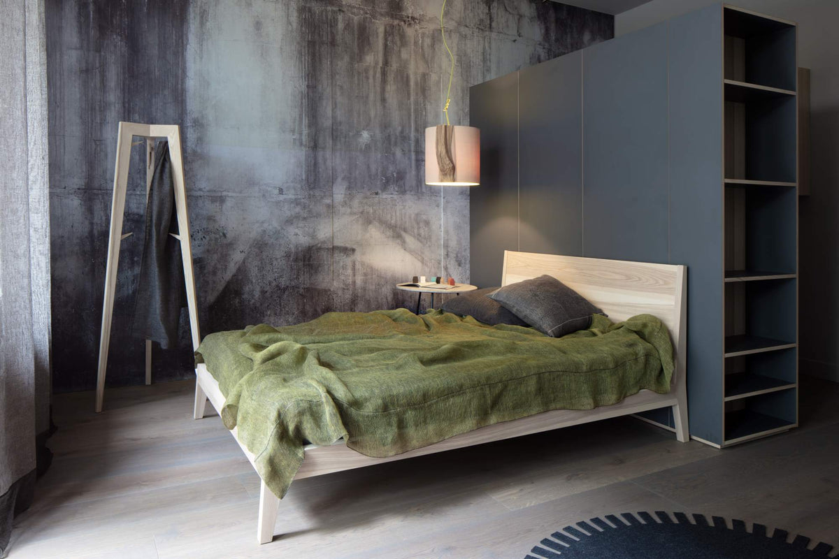 Skandinavische Möbel Schlafzimmer: Doppelbett MINT und Garderobe STORK des lettischen Herstellers Mint Furniture