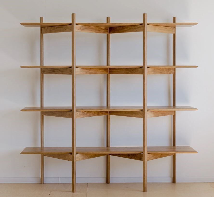 Regal AMBER aus massiver Eiche vor einer weißen Wand, Hersteller: Duck Woodworks