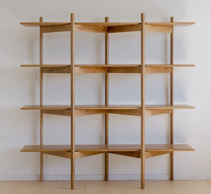 Regal AMBER aus massiver Eiche vor einer weißen Wand, Hersteller: Duck Woodworks