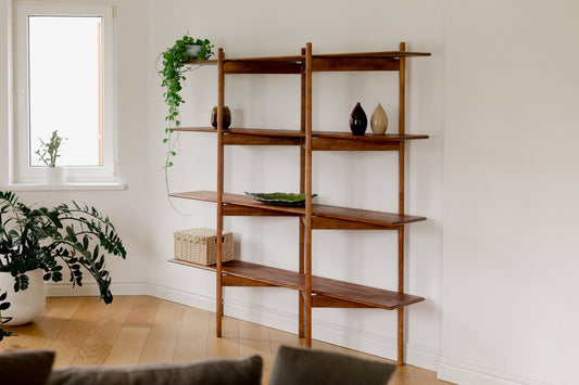 Regal AMBER Curve aus massiver Kiefer vor einer weißen Wand in einem Wohnzimmer, Hersteller: Duck Woodworks