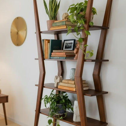 Schrägansicht von Regal AMBER X aus massiver Kiefer mit Pflanzen und Büchern, Hersteller: Duck Woodworks