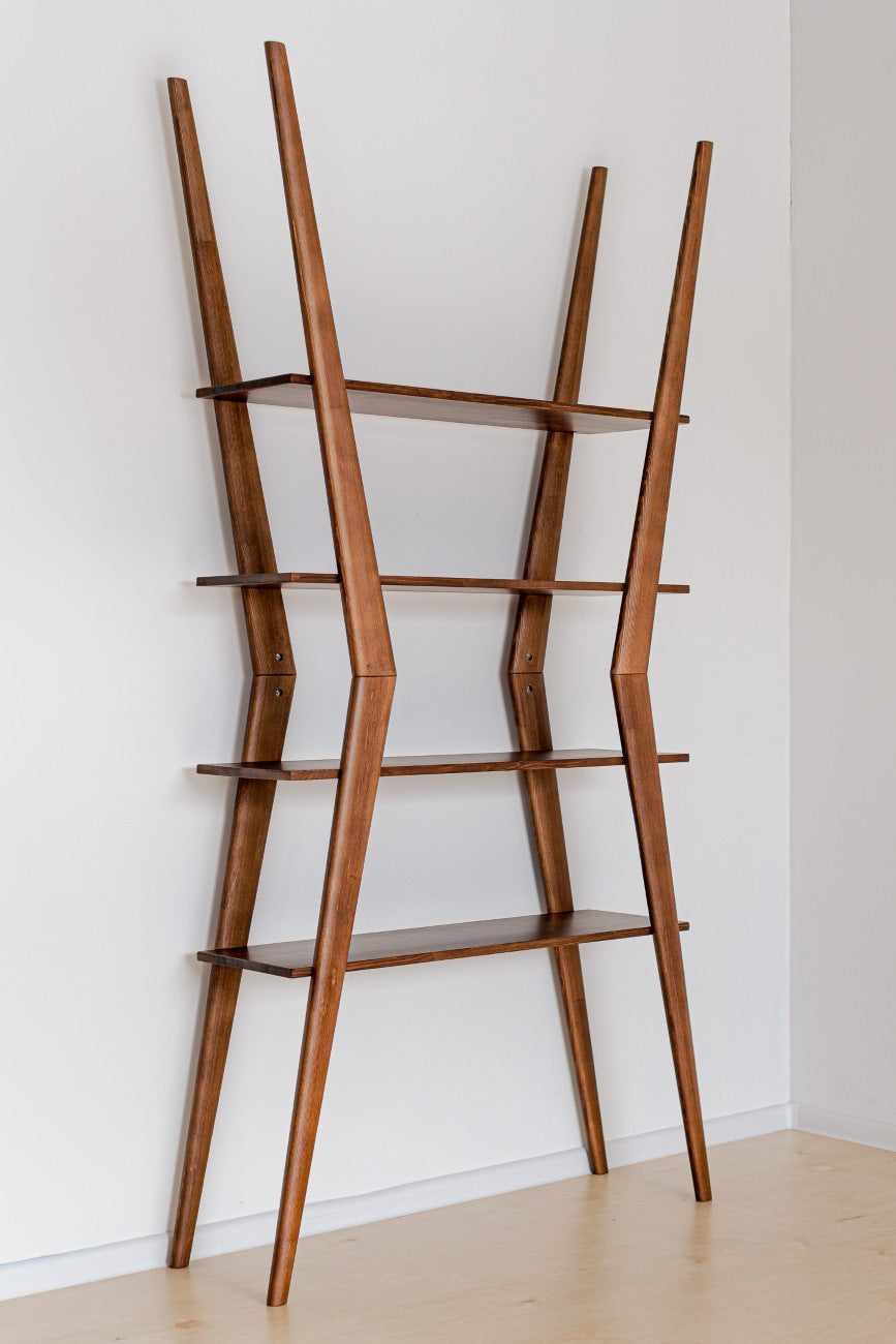 Schrägansicht von Regal AMBER X aus massiver Kiefer vor weißer Wand, Hersteller: Duck Woodworks