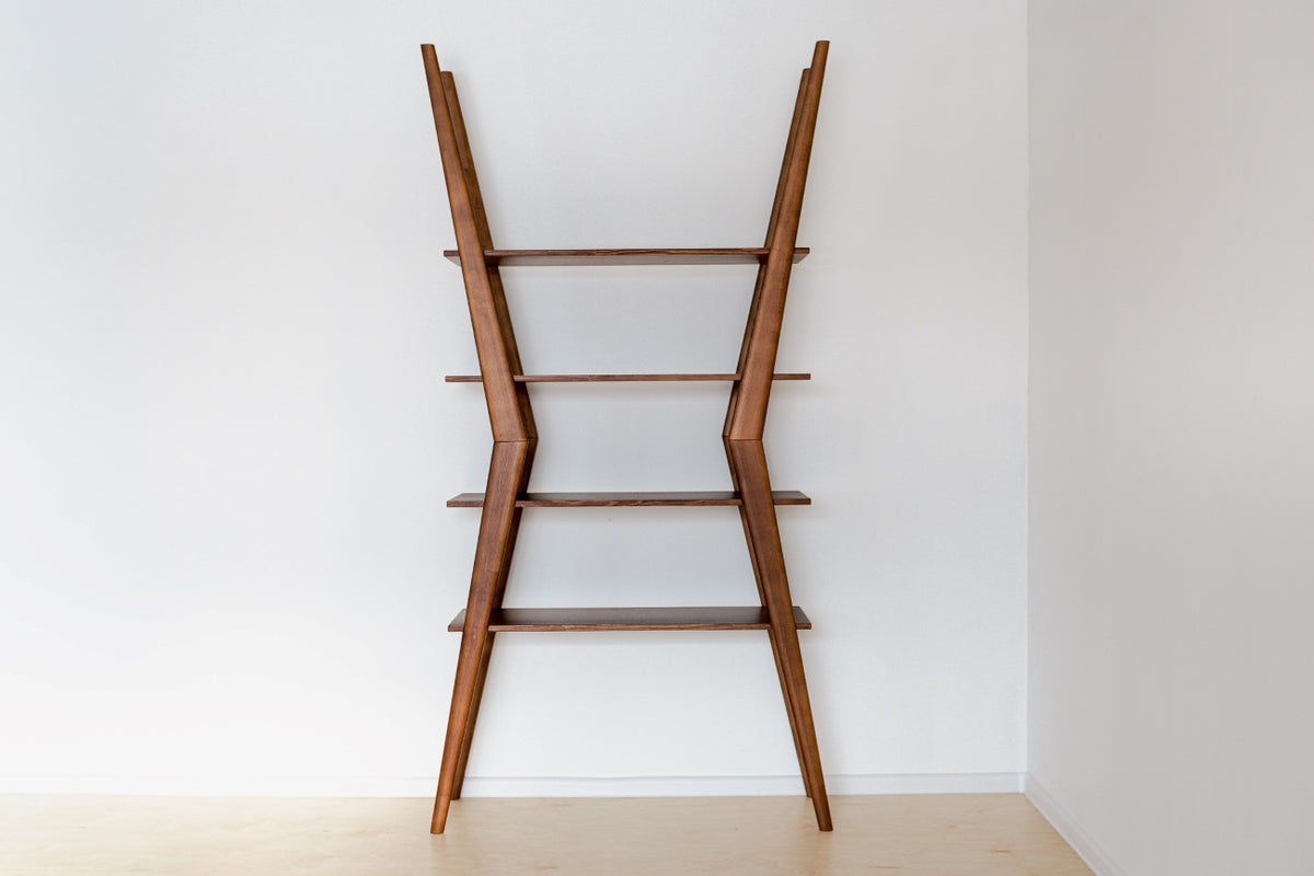 Frontalansicht von Regal AMBER X aus massiver Kiefer vor weißer Wand, Hersteller: Duck Woodworks