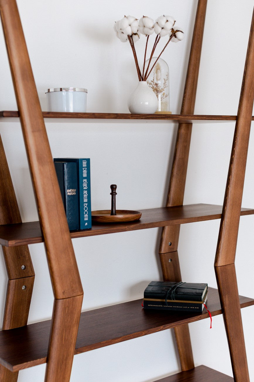 Regal AMBER X aus massiver Kiefer vor weißer Wand, Hersteller: Duck Woodworks
