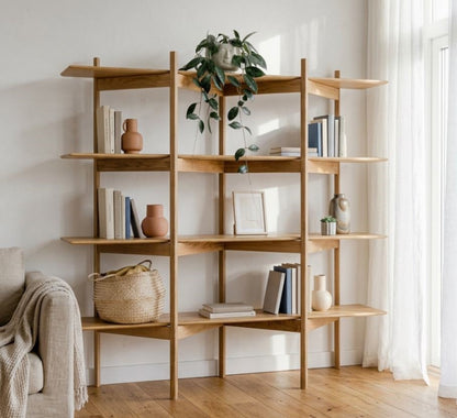 Regal AMBER aus massiver Eiche mit Dekoartikeln und Bücher vor einer weißen Wand, Hersteller: Duck Woodworks