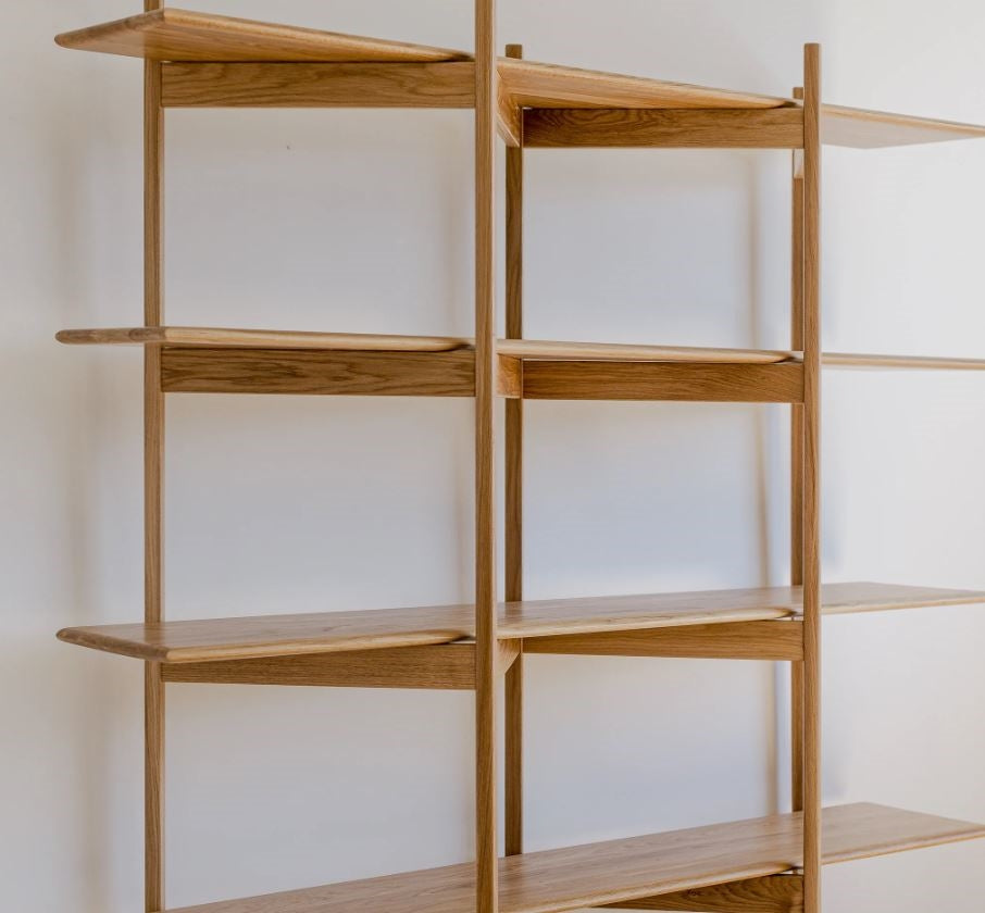 Regal AMBER aus massiver Eiche vor einer weißen Wand, Hersteller: Duck Woodworks