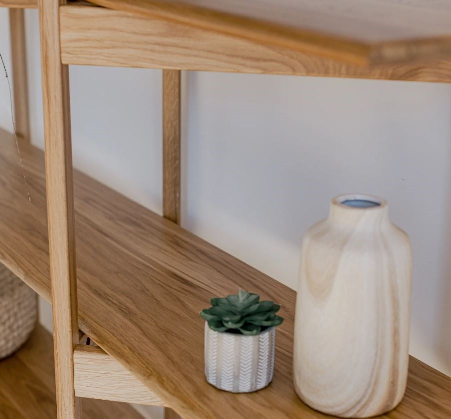 Detailaufnahme Regal AMBER aus massiver Eiche mit Dekoartikeln, Hersteller: Duck Woodworks