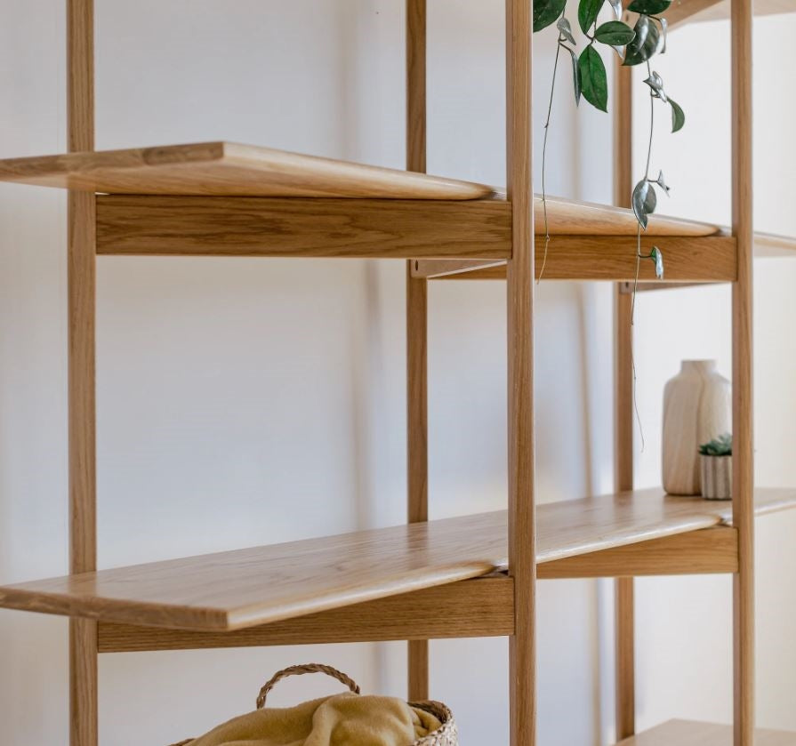 Schrägansicht von Regal AMBER aus massiver Eiche vor einer weißen Wand, Hersteller: Duck Woodworks