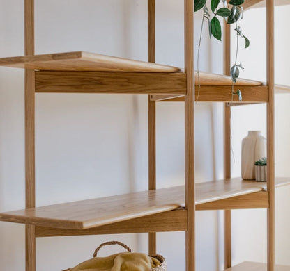 Schrägansicht von Regal AMBER aus massiver Eiche vor einer weißen Wand, Hersteller: Duck Woodworks