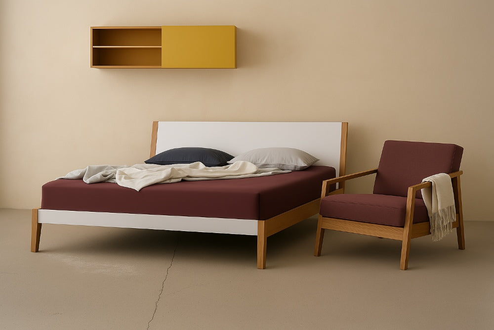 Skandinavische Möbel sorgen auch im Schlafzimmer für eine entspannte Atmosphäre (im Bild Bett MINT und Sessel COMFY von Mint Furniture)