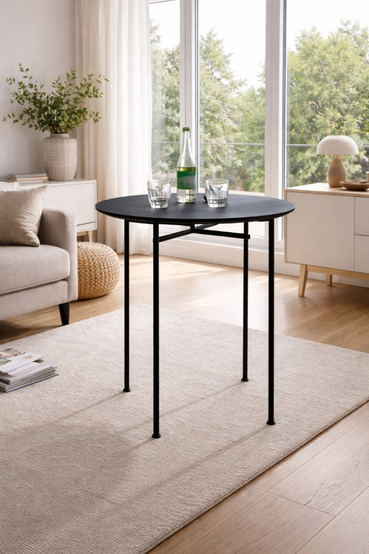 Schwarzer Klapptisch Kalpone mit zwei Gläsern und einer Flasche Wasser in einem modernen Wohnzimmer, Hersteller: Mint Furniture - KI-generiert