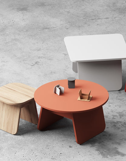 Beistelltische MOMOKO im skandinavischem Design, japanisch inspiriert vom litauischen Hersteller Emko: Klein/eckig Eichenfurnier (links), Groß/rund Terracotta (Mitte), Groß/eckig Cashmere (rechts oben)
