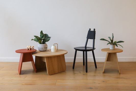 Beistelltische MOMOKO im skandinavischem Design, japanisch inspiriert vom litauischen Hersteller Emko: Klein/rund Terracotta (links), Groß/rund Eichenfurnier (2.v.l.), Klein/rund Eichenfurnier (rechts)