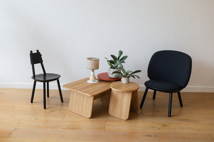 Eichenfurnierte Beistelltische MOMOKO im skandinavischem Design, japanisch inspiriert vom litauischen Hersteller Emko: Groß/eckig (links), Klein/rund (rechts)