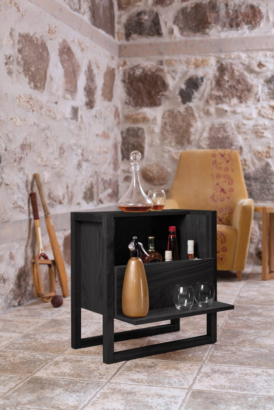 Schwarze Mini-Bar mit aufgeklappter Seite, auf der zwei Gläser und ein Flasche stehen, im Inneren weitere Spirituosen, Hersteller: Woodman