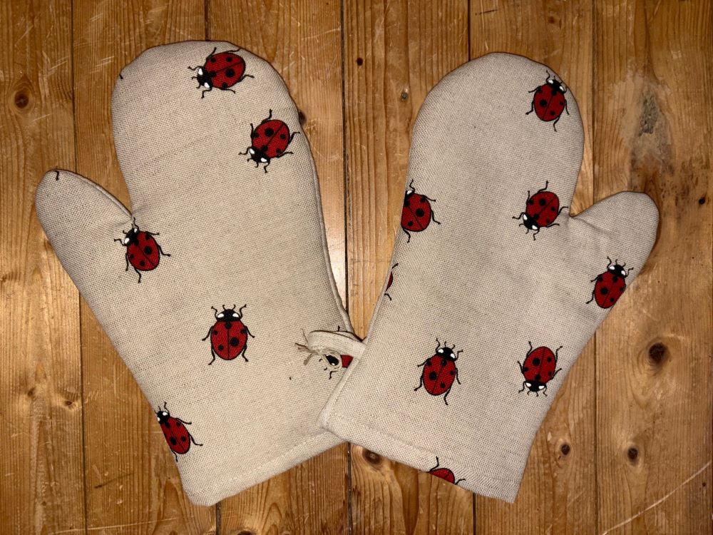 Sichtbare Außenseiten des Rechts-Links-Paars von Halbleinen-Ofenhandschuh MARIENKÄFER des litauischen Herstellers Namu Takstile