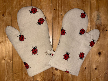 Sichtbare Außenseiten des Rechts-Links-Paars von Halbleinen-Ofenhandschuh MARIENKÄFER des litauischen Herstellers Namu Takstile