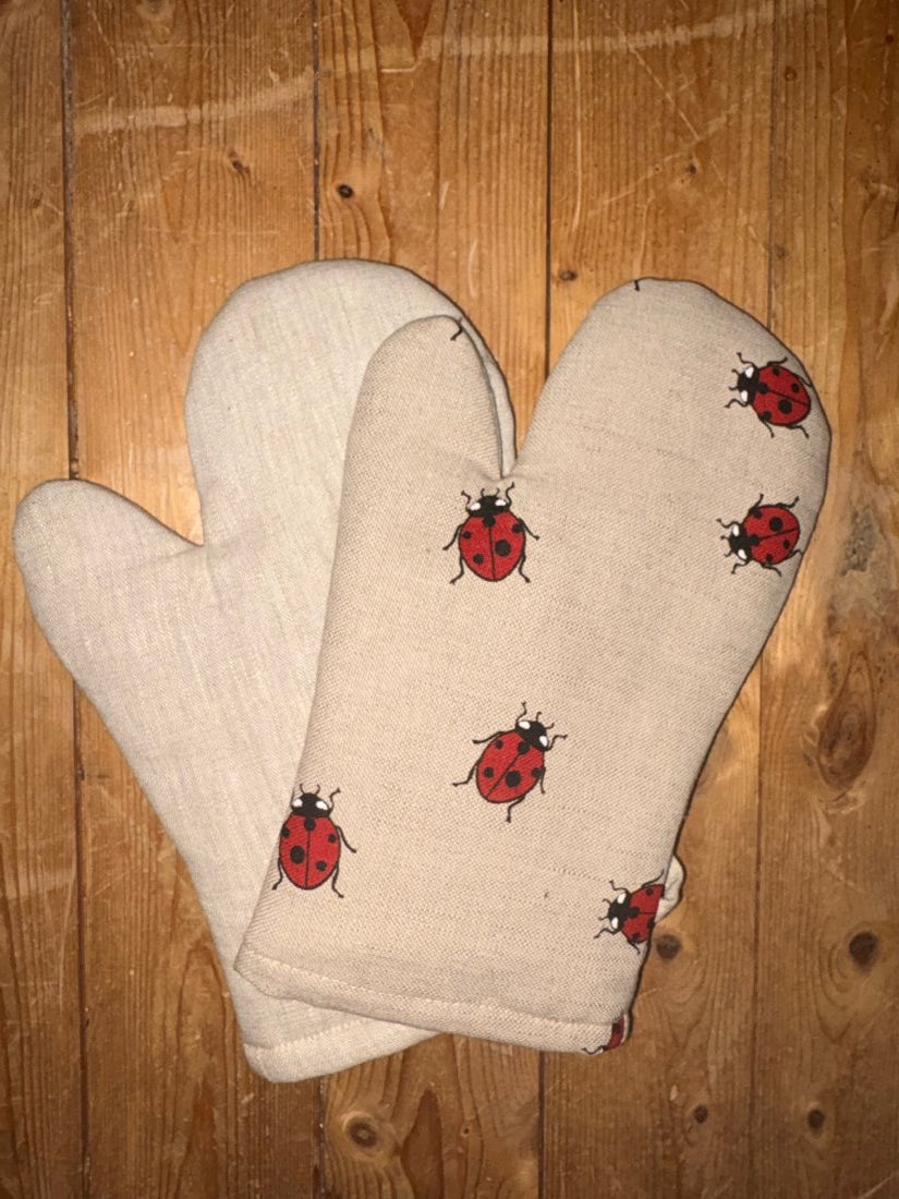 Rechts-Links-Paars von Halbleinen-Ofenhandschuh MARIENKÄFER des litauischen Herstellers Namu Takstile