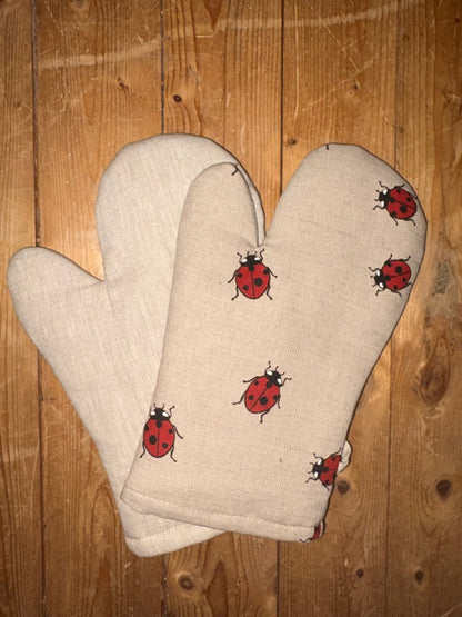 Rechts-Links-Paars von Halbleinen-Ofenhandschuh MARIENKÄFER des litauischen Herstellers Namu Takstile