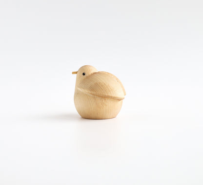 Holzfigur FLIEGENDER VOGEL aus hellem Hartholz aus der "I Piccolini"-Kollektion von der Seite aufgenommen. Hersteller: Emko (Vilnius)