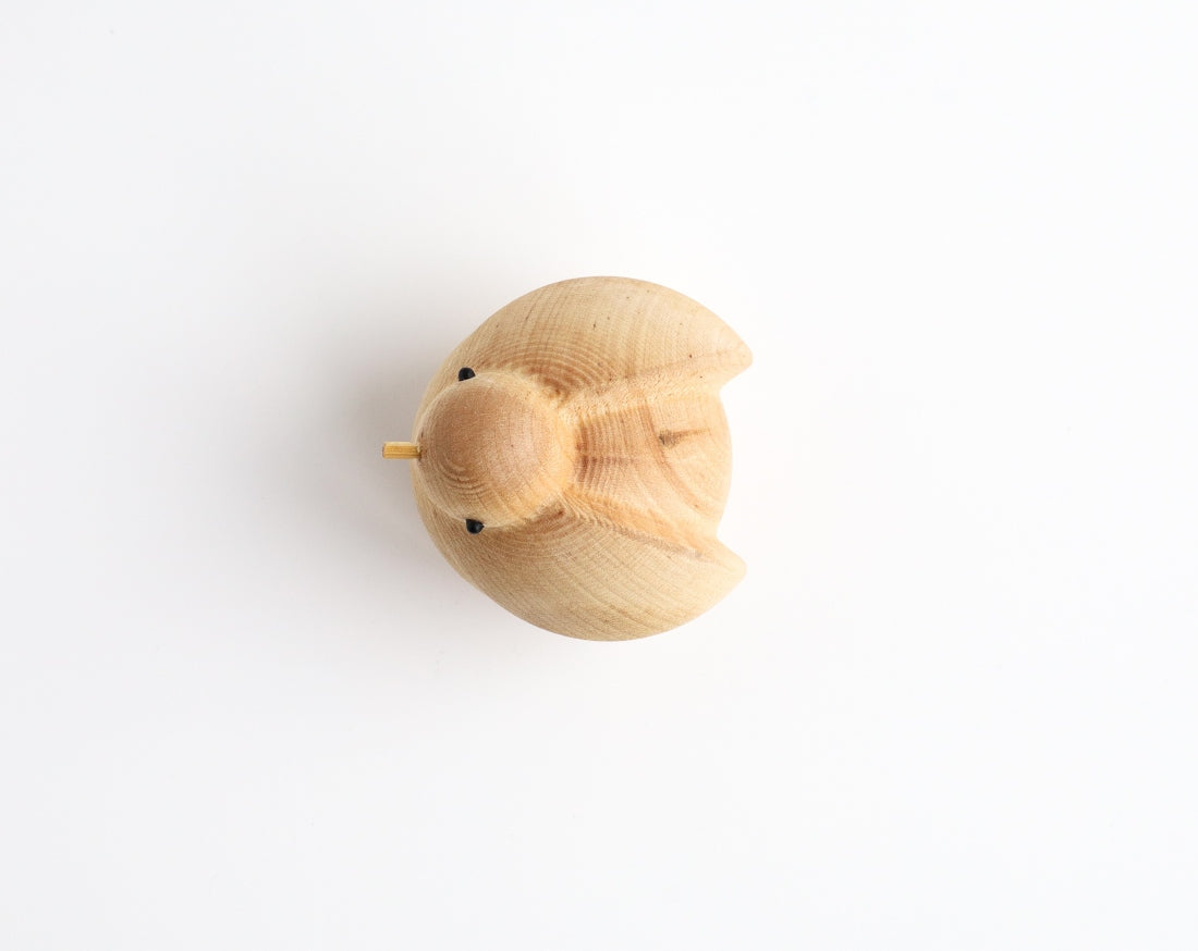 Holzfigur FLIEGENDER VOGEL aus hellem Hartholz von oben aufgenommen aus der "I Piccolini"-Kollektion. Hersteller: Emko (Vilnius)