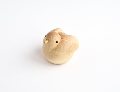 Holzfigur FLIEGENDER VOGEL aus hellem Hartholz schräg von vorn aufgenommen aus der "I Piccolini"-Kollektion. Hersteller: Emko (Vilnius)