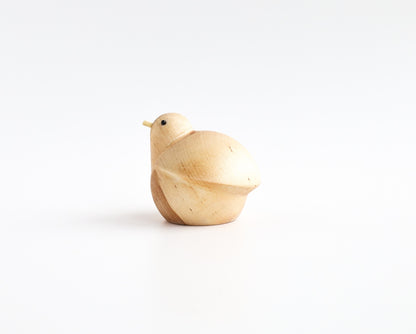 Holzfigur BRÜTENDER VOGEL aus hellem Hartholz aus der "I Piccolini"-Kollektion von der Seite aufgenommen. Hersteller: Emko (Vilnius)