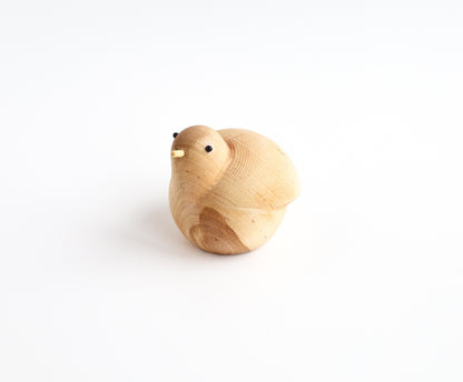 Holzfigur BRÜTENDER VOGEL aus hellem Hartholz schräg von vorne aufgenommen aus der "I Piccolini"-Kollektion. Hersteller: Emko (Vilnius)