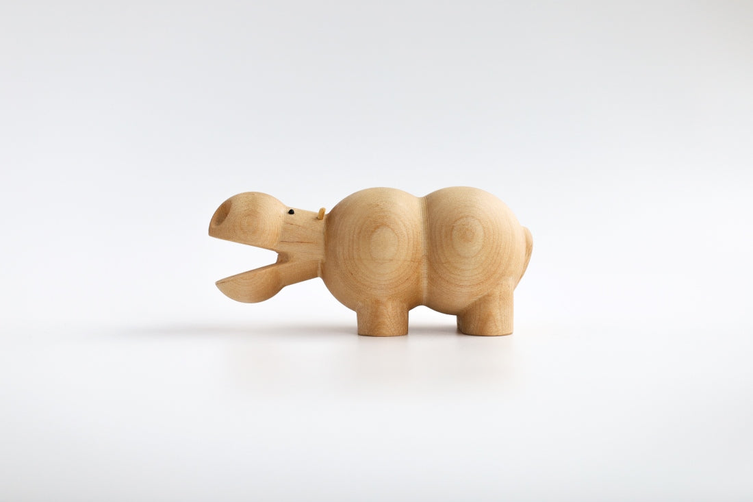 Holzfigur Nilpferd aus hellem Hartholz aus der "I Piccolini"-Kollektion von der Seite aufgenommen. Hersteller: Emko (Vilnius)
