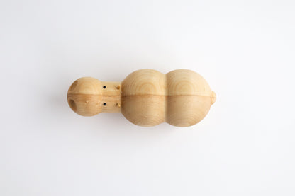 Holzfigur NILPFERD aus hellem Hartholz schräg von oben aufgenommen aus der "I Piccolini"-Kollektion. Hersteller: Emko (Vilnius)