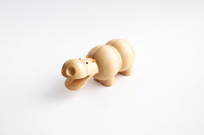 Holzfigur NILPFERD aus hellem Hartholz schräg von vorne aufgenommen aus der "I Piccolini"-Kollektion. Hersteller: Emko (Vilnius)