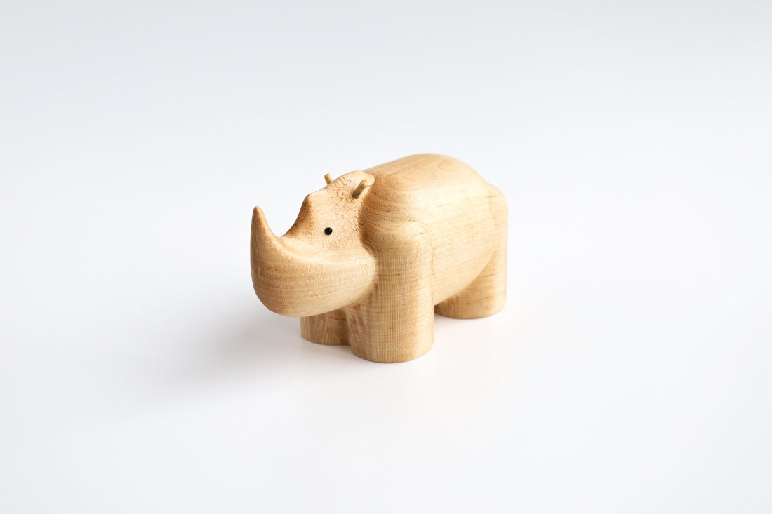 Holzfigur NASHORN aus hellem Hartholz schräg von vorne aufgenommen aus der "I Piccolini"-Kollektion. Hersteller: Emko (Vilnius)