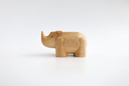 Holzfigur Nashorn aus hellem Hartholz aus der "I Piccolini"-Kollektion von der Seite aufgenommen. Hersteller: Emko (Vilnius)
