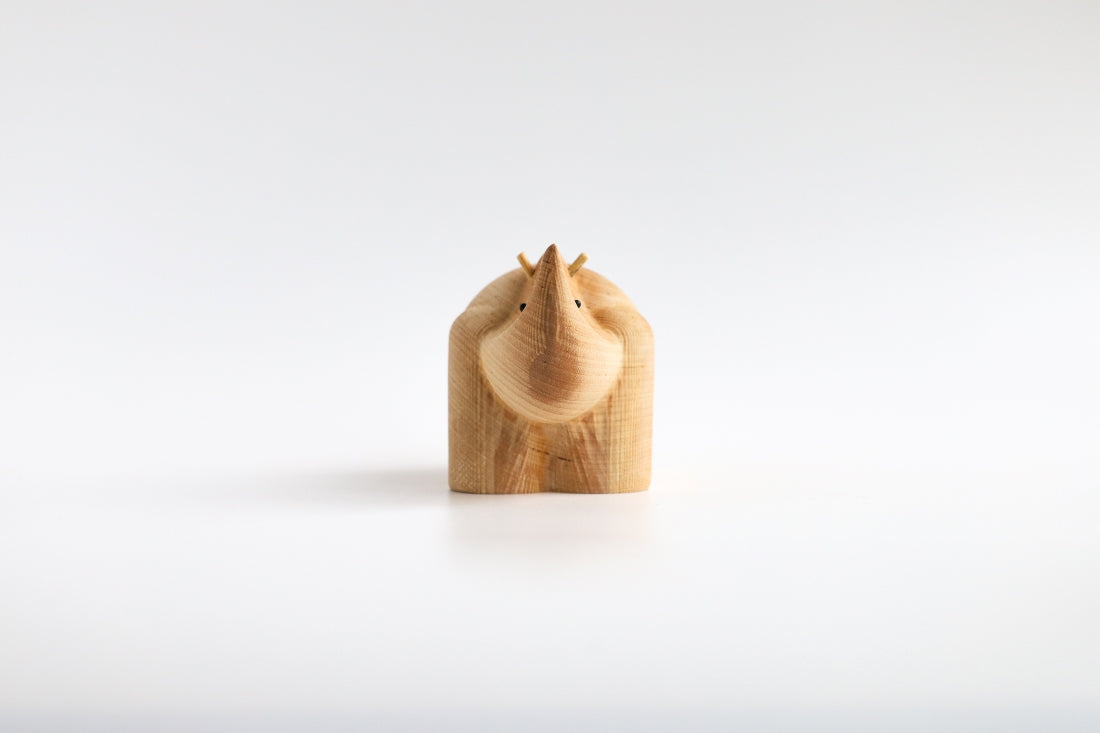 Holzfigur NASHORN aus hellem Hartholz direkt von vorne aufgenommen aus der "I Piccolini"-Kollektion. Hersteller: Emko (Vilnius)