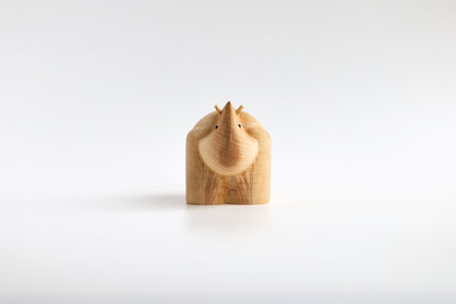 Holzfigur NASHORN aus hellem Hartholz direkt von vorne aufgenommen aus der "I Piccolini"-Kollektion. Hersteller: Emko (Vilnius)