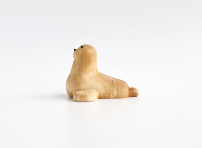 Holzfigur ROBBE aus hellem Hartholz aus der "I Piccolini"-Kollektion von der Seite aufgenommen. Hersteller: Emko (Vilnius)