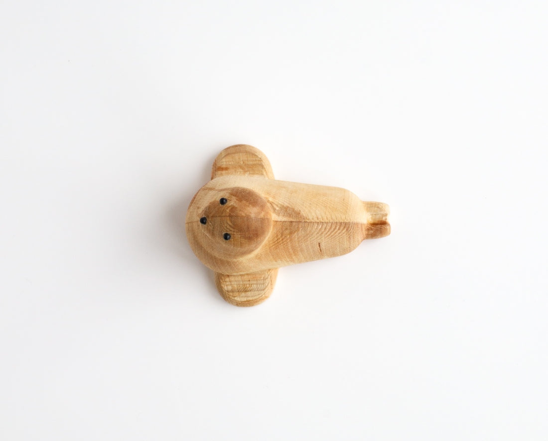 Holzfigur ROBBE aus hellem Hartholz schräg von oben aufgenommen aus der "I Piccolini"-Kollektion. Hersteller: Emko (Vilnius)