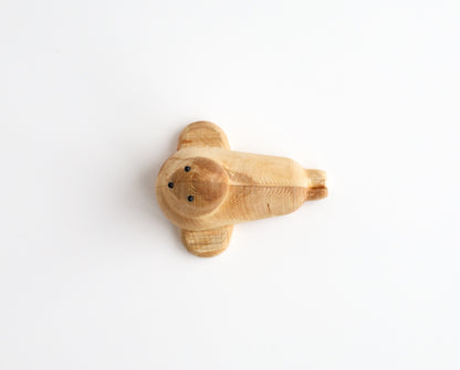 Holzfigur ROBBE aus hellem Hartholz schräg von oben aufgenommen aus der "I Piccolini"-Kollektion. Hersteller: Emko (Vilnius)